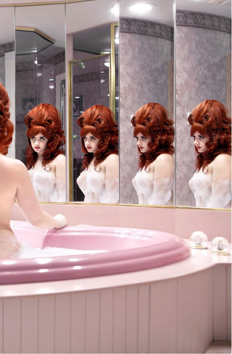 JUNO CALYPSO THE HONEYMOON SUITE (2015) uit de serie The Honeymoon (galerie TJ Boulting) Juno Calypso (26) is nog maar een paar jaar geleden afgestudeerd, maar ze maakt nu al veel naam met haar werk.