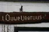 Een kort uitstapje van de route naar de voormalige haven, waar zich een huis bevindt, dat de naam t Ouwe Veeruus draagt.