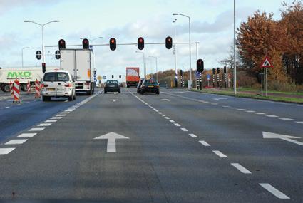 130 km per uur. A8. Je ziet dat je snelheid moet minderen of stoppen voor een verkeerslicht. Hoe doe je dat? A. Je rijdt snel door zodat je vooraan staat.