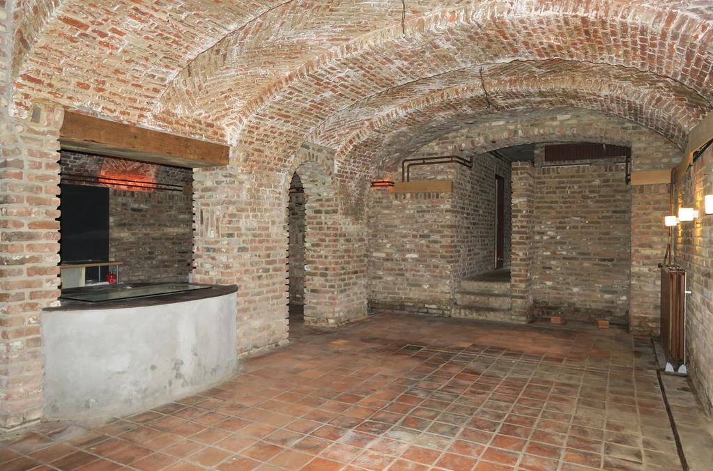 Ligging en indeling Zeer mooie verwarmde gewelvenkelder met waterput, terracotta tegelvloer en hoge plafonds ca. 2.80 m.