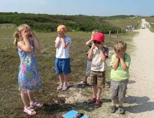 Stampertje, het duinkonijn Als het stil is in de duinen, komt hij te voorschijn: Stampertje, het duinkonijn. Hij lijkt op een tam konijn. Maar wat eet dit wilde konijn eigenlijk?