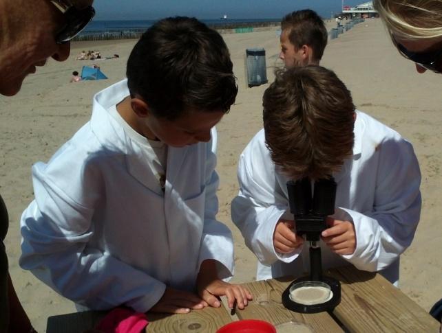 Strand-Lab Zonder zand is er geen strand, maar wat is zand eigenlijk? Hoe eet een zeepok? Hoeveel zout zit er in 1 liter zeewater? Wie eet plastic? Heeft de zee last van verzuring?