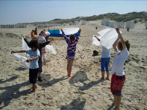 Windekind Kom maar wind, waai maar wind, speel met het kind in de wind! Met tasjes, windvissen, linten en andere materialen bouwen de kinderen samen een strandhuis (windscherm) op het strand.