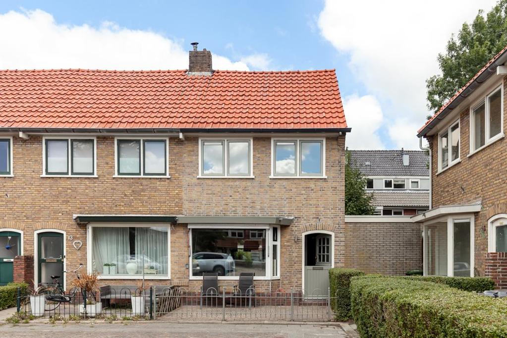 TE KOOP Bataviaplein 14 te Leeuwarden Een sfeervolle 4-kamer hoekwoning op een perceel van maar liefst 222 m2! Neem gerust contact op!