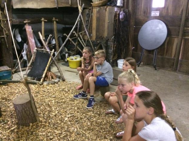 Groep 6: Tijdens de excursie aan de Nabershof hebben we veel informatie gekregen over de hunebedden en het leven en werken van vroeger.