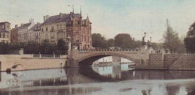 De Verlorenkostbrug aan de coupure. Is nu veel bredere brug die aangepast is aan de huidige tijd. Deze was af in 1899.