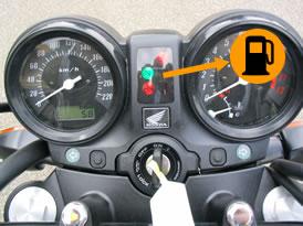 Brandstof Controlepunt De Honda CBF 500 heeft GEEN brandstofkraan (dus geen reservestand).