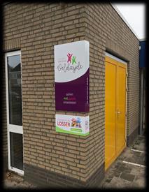 De komende maanden zal deze vernieuwde huisstijl steeds verder uitgerold worden. Afgelopen week zijn de masten geplaatst en wapperen er 3 mooie baniervlaggen op de hoek van de school.