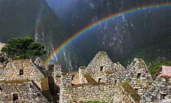 3 Dag 4: Aguas Calientes - Urubamba (B-L) In de ochtend, voordat alle dagtoeristen aankomen (+ 2000) gaan we Machu Picchu bezoeken. Het maakt een heel verschil om als eerste aan te komen.