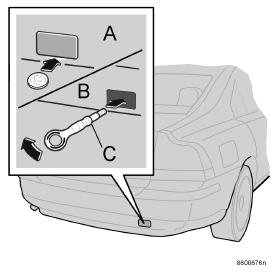 Als de auto gesleept moet worden Zorg ervoor dat de contactsleutel in stand I staat, zodat het stuurslot niet werkt en de auto bestuurbaar is. Let erop dat u de maximaal toegestane snelheid aanhoudt.