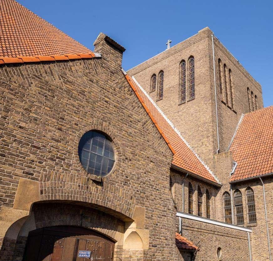 van Moorsel en is een een driebeukige kruiskerk met grote kruisingstoren, onder respectievelijk zadel- en schilddaken. Het noordertransept is niet gebouwd.