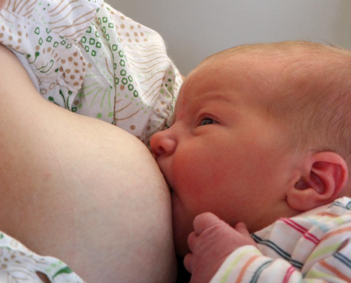 1. Inleiding Alvast proficiat met de nakende geboorte van jullie kleine spruit! Jullie gaan mogelijks kiezen voor borstvoeding. Hierbij willen we jullie al graag enkele tips geven. 2.