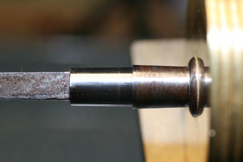 Bij de betere uurwerken zoals deze, bestaan de assen uit gehard staal. Het polijsten van dit materiaal wordt tegenwoordig met hardmetaal gereedschappen zoals widia gedaan.