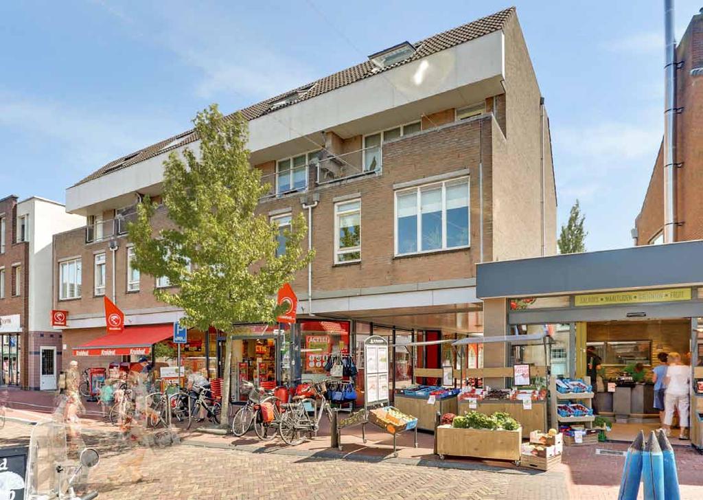 Hoofdstraat 62 D De Lier Dit appartement is ideaal gelegen, midden in het gezellige centrum van De Lier, en biedt een leuk uitzicht vanuit de woonkamer op de winkelstraat.