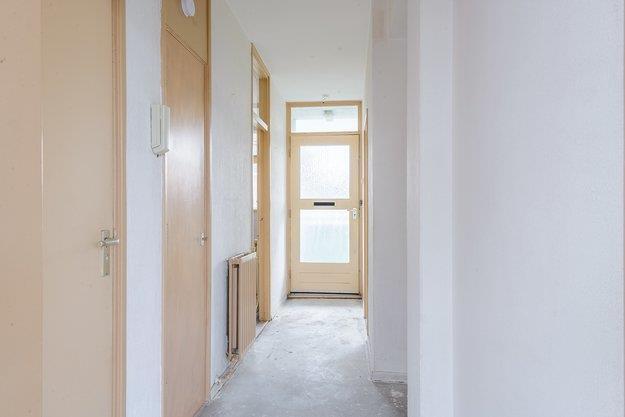 Licht 3-kamer appartement, voorheen 4-kamers op de eerste verdieping. Dit appartement is een voormalige huurwoning en biedt je nu de mogelijkheid om jouw droomhuis ervan te maken!