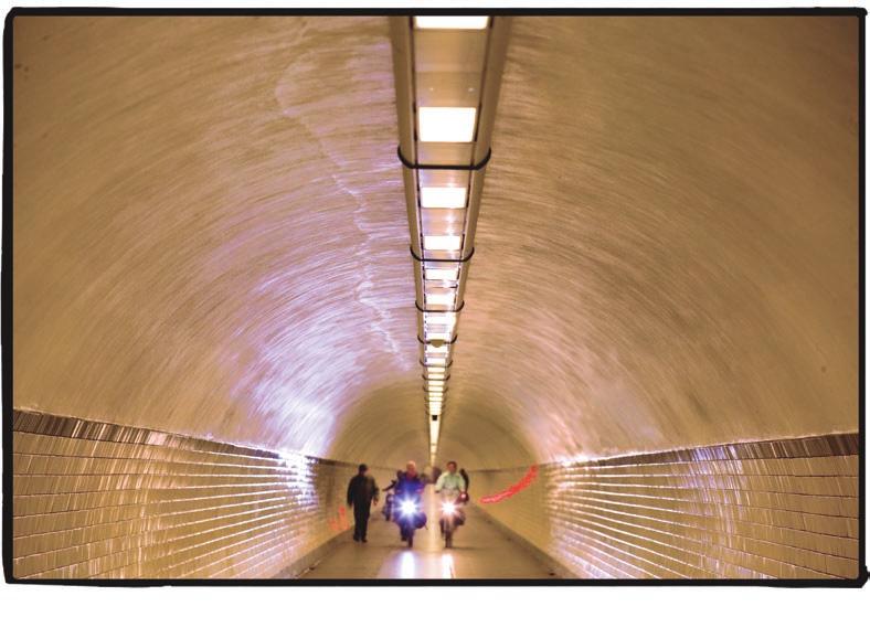 Heb je er al eens bij stil gestaan hoe het zou zijn om, zonder openbare verlichting, veilig door een tunnel te geraken? Of kilometers af te malen op de weg? Of gewoon s avonds naar huis te wandelen?