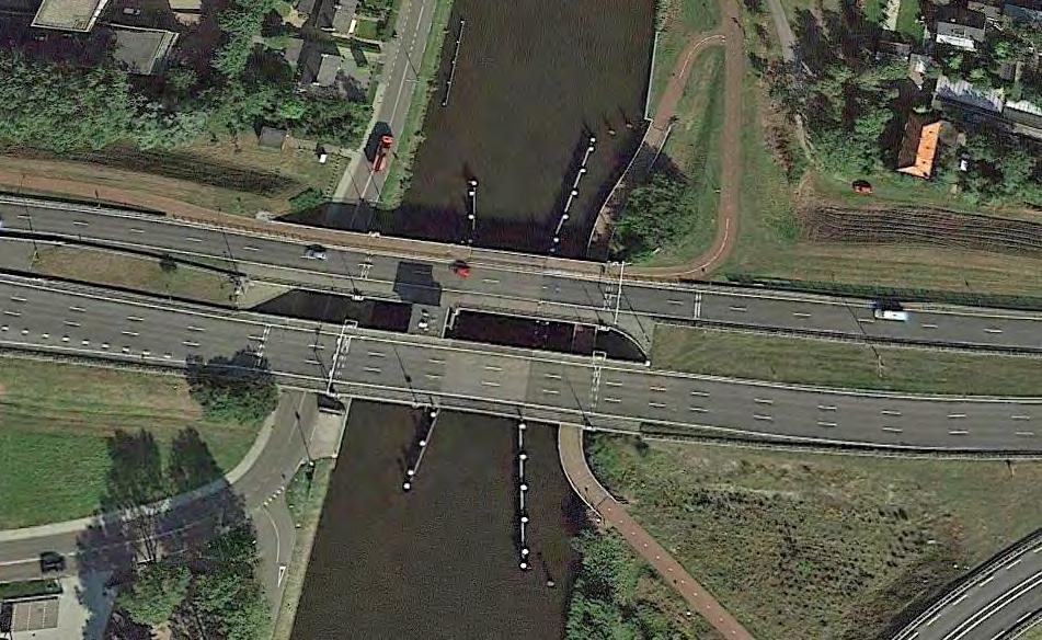 1.1 Brug nr. 1 Leeghwaterbrug bij Alkmaar Het betreft een dubbele brug van de N242 over het NoordHollandsch kanaal bij Alkmaar. Tussen de twee brugdelen is een brugwachtershuisje aanwezig.
