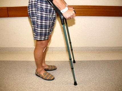 2 Hoe stappen met krukken? 2.1 Met 2 krukken Na een knieprothese mag u vrij snel zonder krukken stappen binnenshuis.