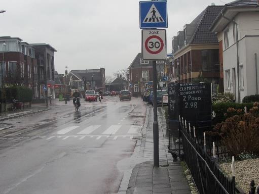 Samen voor onze (verkeers)veiligheid Het verkeer is de laatste jaren explosief toegenomen. Oostzaan als lintdorp is ingeklemd tussen Zaanstad, Amsterdam en de forensenstad Purmerend.