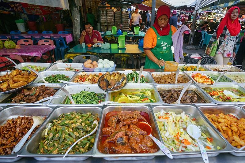 Leuk om te bezoeken is de Chinese wijk met tempels en de antiekwinkels in Jonker Street (Jalan Hang Jebat).