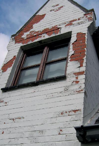 afbijtmiddel nat blijft, zo blijft het actief werken. Bij hoge temperaturen of veel wind kan het afbijtmiddel opdrogen. In dat geval leg je extra Paint Off Classic op de opgedroogde stukken.