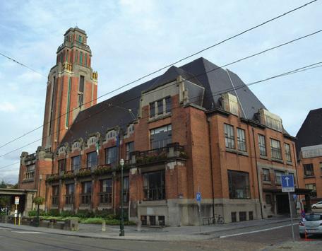 50 Natuursteen Het gebouw werd rijkelijk gedecoreerd met blauwe hardsteen (petit granit) en