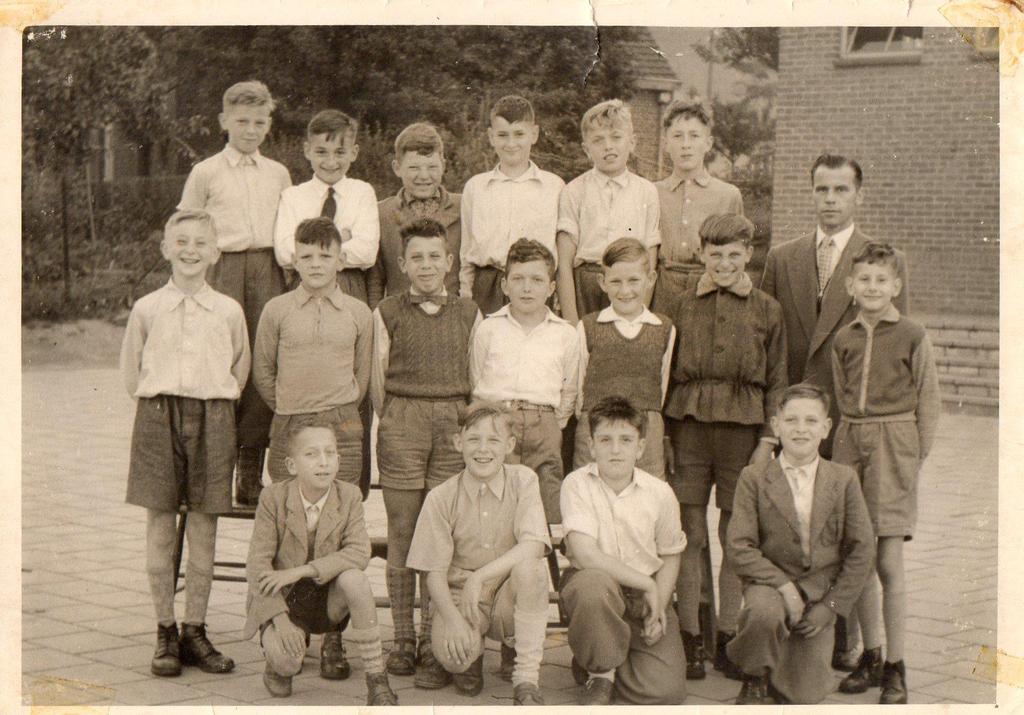 De namen bij de foto van de vorige nieuwsbrief. Lagere school 1956. 1.Sjo Mullenneers 7. Jean van Wissen 13.