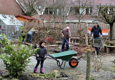 Wie wilt er helpen in de buurttuin met zaaien, wieden en alle andere voorkomende klussen, zodat de buurttuin echt een buurttuin is en blijft waar iedereen graag in wil blijven