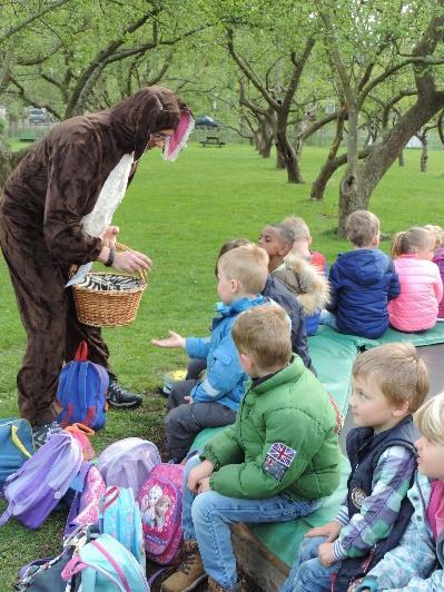 LOCATIE: Buurttuin Bennebroek Koffiedrinken tijdens het Paaseitjes zoeken bij Zebrazorg Op vrijdag 30 maart mogen kinderen bij Zebrazorg paaseitjes zoeken.