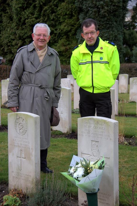 in Brunssum. Alex Fijten uit Herten heeft een graf van een gesneuvelde soldaat geadopteerd.