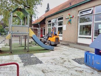 Na 3 dagen ( met de nodige regen) is er een vernieuwde zandbak ontstaan, een groot gebied met schors en een echte zandheuvel voorzien van stapstammen waar kinderen gebruik van mogen maken.