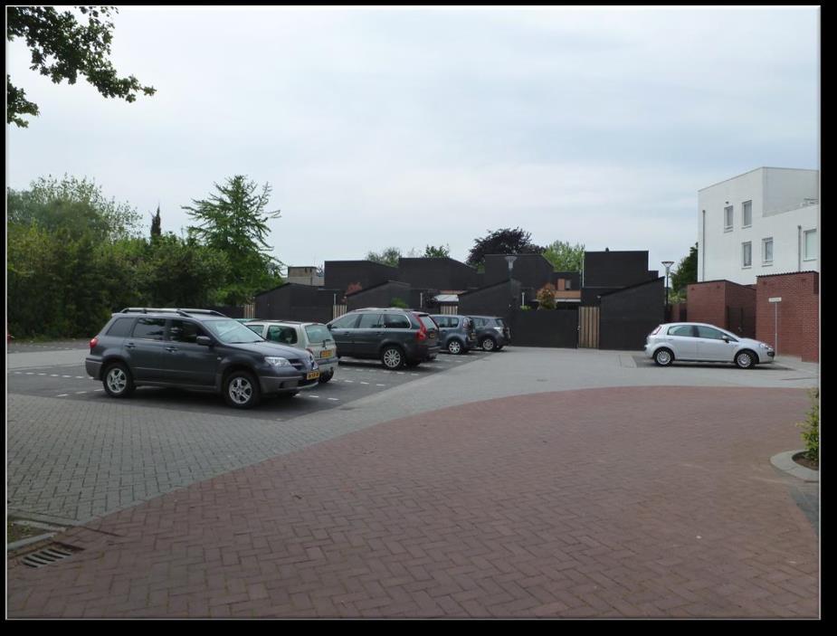 PARKEERTERREIN BIJ INGANG PARKEERKELDER