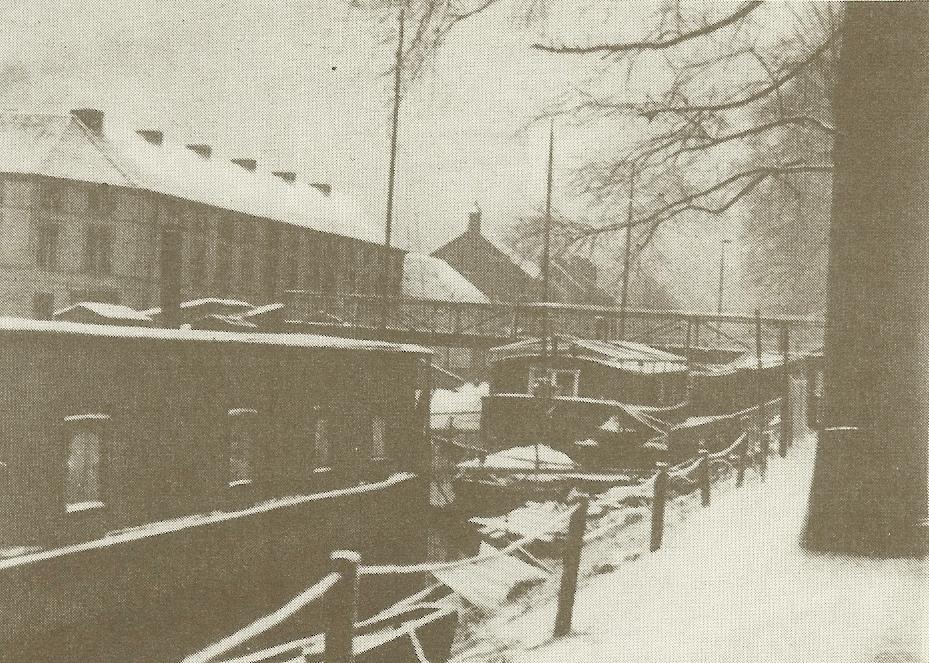 De Geuzenbrug uit 1887 was een metalen brug die tot 1887 over de Visserij lag en dienst