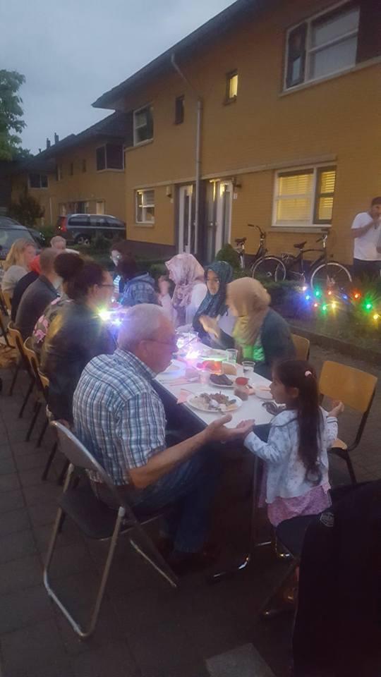 nam iedereen plaats aan tafel voor de iftar diner en werd het vasten verbroken. Stichting Ebru kijkt terug op een geslaagde avond.
