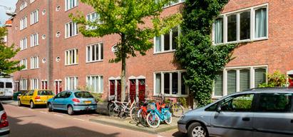 Zeer mooi 3 kamer appartement van 51m2 met tuin op het oosten, grenzend aan de rustige gemeenschappelijke tuin gelegen in de populaire Spaarndammerbuurt, bekend om zijn prachtige Amsterdamse School