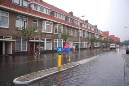 Bron 4: Foto s van wateroverlast ten gevolgen van een overvloed aan regen in de regio Leiden.