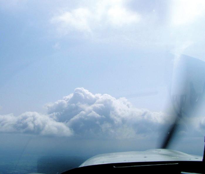 DOOR: HANS HOUTMAN VFR-on-top In een aantal eerdere artikelen is gesproken over de afstanden die in bepaalde klassen luchtruim moet worden aangehouden tot de wolken, naast het vliegzicht dat er hoort