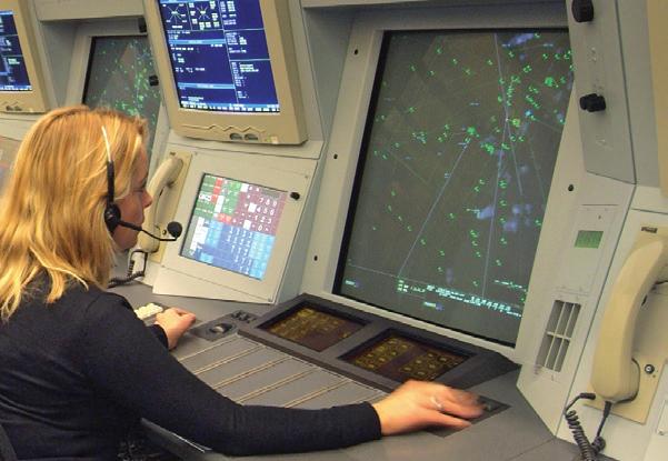 De verkeersleider op Schiphol ziet een vliegtuig met de VFR code 7000. De piloot heeft de transponder op mode C staan, dus de hoogte is uitleesbaar voor de verkeersleider.