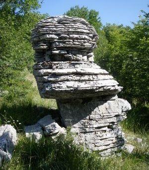 De Noord-Pindos is bekend om de Zagoria-dorpen met hun specifieke huizen en de Vikoskloof. Hier vinden we de bijzondere steenformaties die op stapels munten lijken.