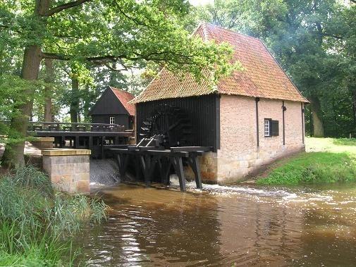 Houtoogst Op Twickel wordt de houtoogst vooral gebruikt voor de lokale vraag, zoals de bouw van boerderijen, huizen en bruggen. Wat overblijft is brandhout.