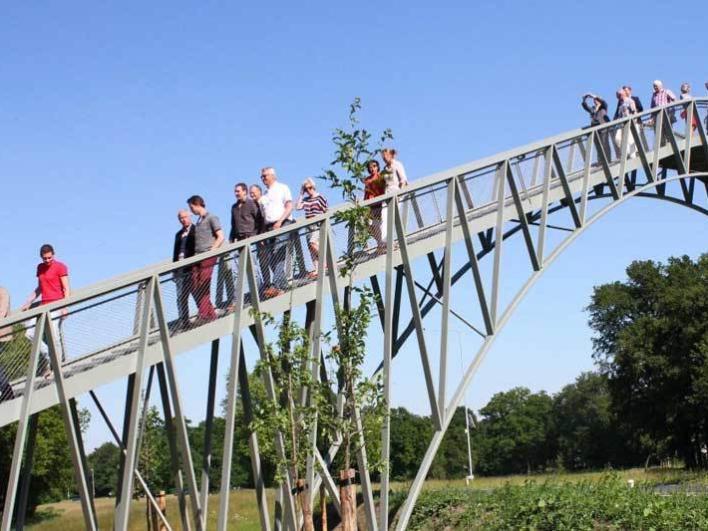 ) 2 Voetgangersbrug Tien meter hoge brug Met de komst van de rondweg in de jaren 70 werd de verbinding tussen Delden en landgoed Twickel doorgesneden.