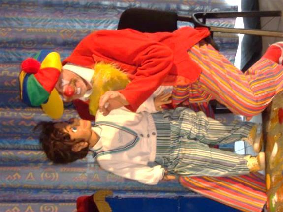 Toen de show begon, zagen we eigenlijk geen echte clown maar een gewone meneer met een grote koffer.