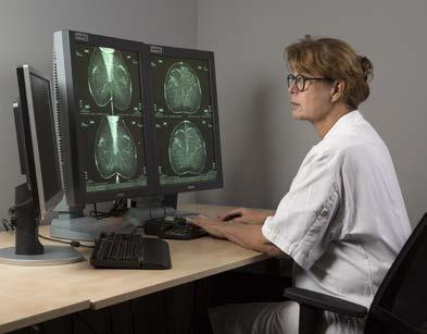 Hoe beoordelen we de röntgenfoto s? Radiologen beoordelen de röntgenfoto s De röntgenfoto s worden bekeken door twee radiologen. Dat doen ze apart van elkaar.