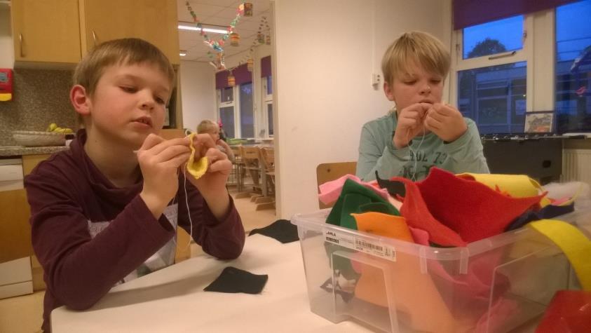 vaker binnen bezig met allerlei activiteiten. Op dit moment werken de kinderen nog vanuit het thema Brede Kunst. Half december starten we met het thema Kijken naar de sterren.