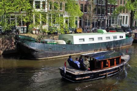 geen overburen op het water en schitterend uitzicht naar de monumentale grachtenpanden aan de overzijde.