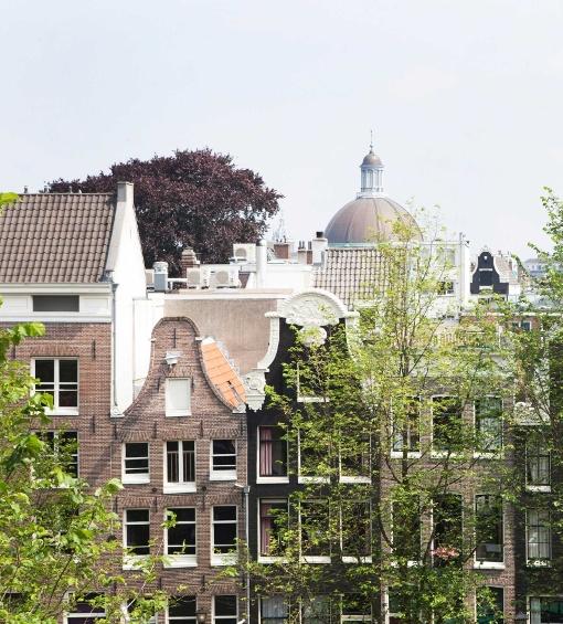 Pure LIVING BINNENKIJKEN On top of the world Vanuit het penthouse heb je een prachtig uitzicht op Amsterdam. Je woont op het platteland maar wilt af en toe ook genieten van het stadsleven?