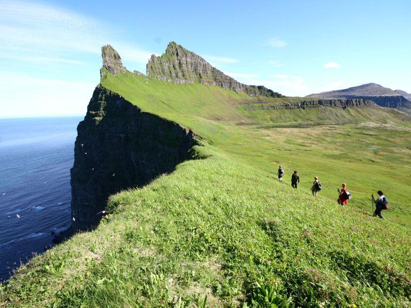 De reis kan desgewenst met enkele nachten worden verlengd in het West Fjorden gebied om een meerdaagse wandelreis te maken in het