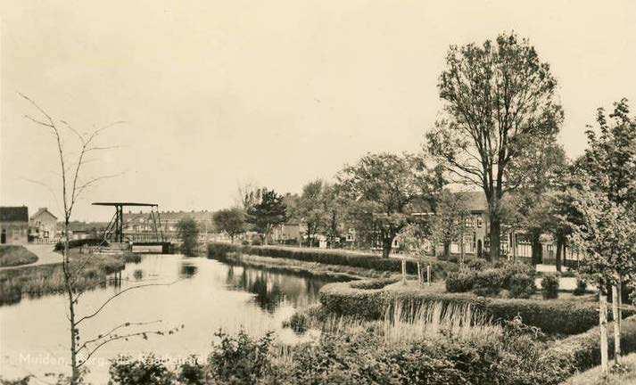 14. Het aanzicht van de Vesting West wordt verbeterd De meidoornhaag, de oorspronkelijke begroeiing langs de gracht, wordt teruggebracht als verwijzing naar de oorspronkelijke functie van het park.