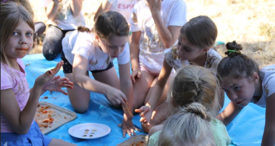 Genieten van vleesjes, vege kes, verse groensels én knallende kampdansen van jullie vincies!