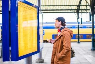 1. Achtergrond NS brengt elke dag zo n 1,3 miljoen reizigers op hun bestemming. De komende jaren zal het aantal reizigers alleen maar verder toenemen en de druk op het railnetwerk groter worden.